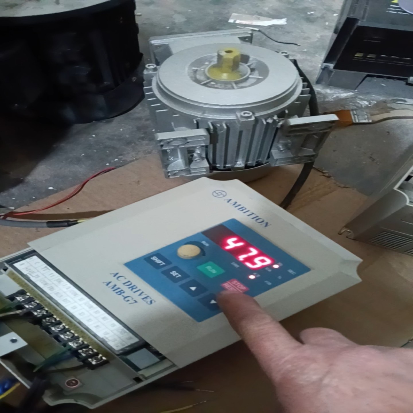 【请询价】安邦信变频器 AMB-G7-1R5T3L 2台一台面板缺一