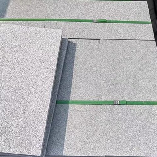 天然花岗岩芝麻灰白黑火烧板黄金麻锈荔枝面侧平路沿大理石材地砖