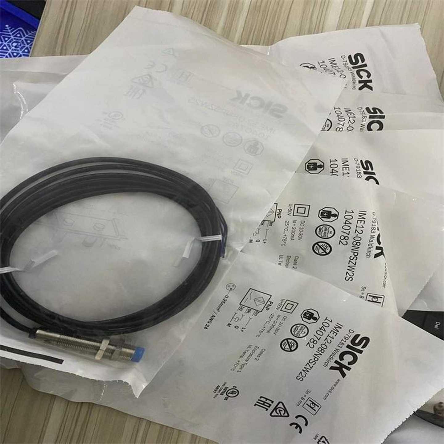 德国巴鲁夫BALLU电感式标准传感器BESM30MI-PSC15Bl-S04K