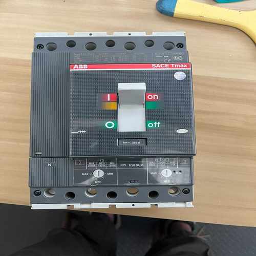 断路器T4N2503P250A一台的询价