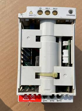 东芝变频器220V0.4KW。型号：VFNC1S-2004P--议价商品