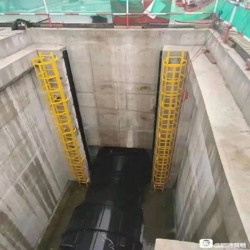 玻璃纤维安全爬梯护笼基坑镀锌钢爬梯工程操作平台深井直梯护笼厂