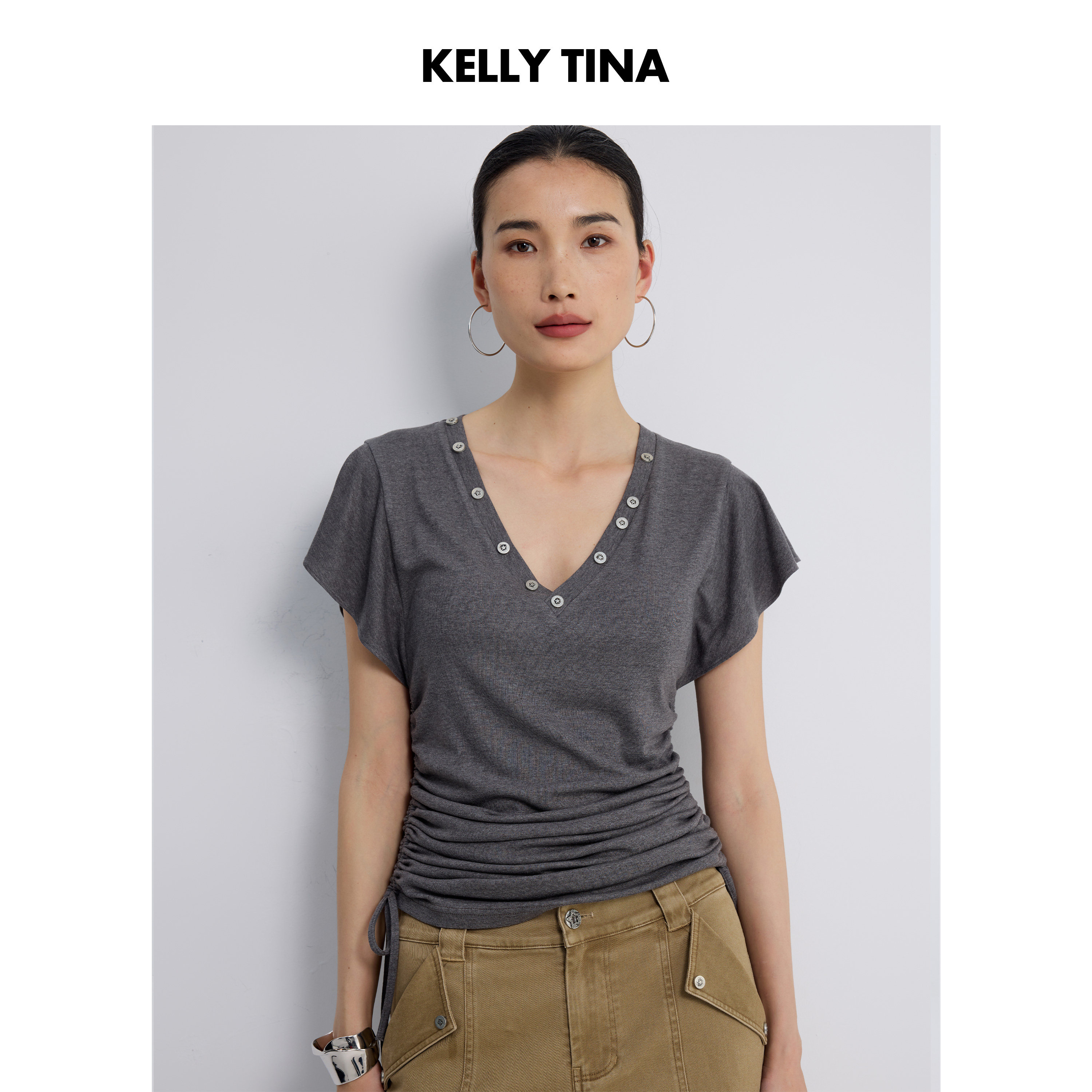 KELLY TINA 醋酸羊毛修身V领撞钉抽绳T恤女2026春夏新款短袖体恤