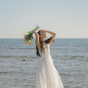 海南三亚旅游拍照沙滩裙白色气质仙女飘逸吊带连衣裙洱海度假长裙