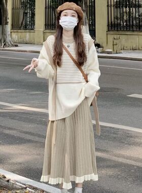 时尚套装女秋冬新款慵懒风条纹针织毛衣搭配半身裙休闲两件套奶系