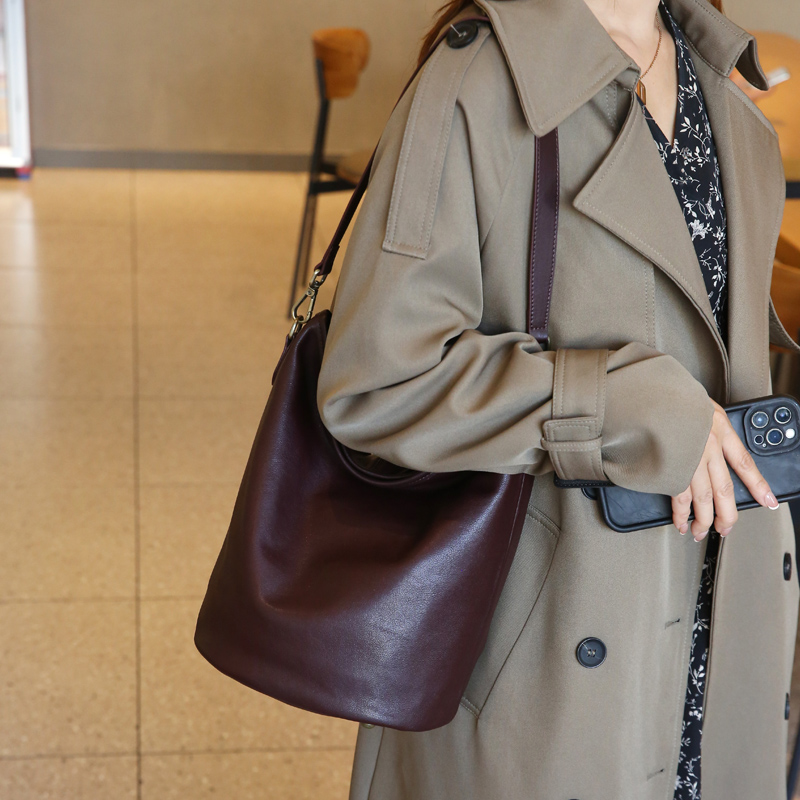 时尚简约头层牛皮水桶包女气质2025新款真皮大容量竖款单肩斜挎包