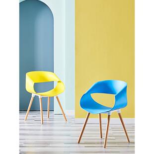 斯堪的纳维亚Eames桌椅简单的现代餐桌和椅子组合塑料靠背椅子家