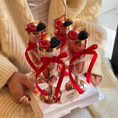 2025跨年元旦酒杯蛋糕装饰摆件红酒杯金边高脚杯碰杯红色丝带插件