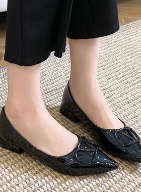 好货尖头单鞋女法式V扣浅口平跟鞋气质红色漆皮鞋子大码女鞋41到4