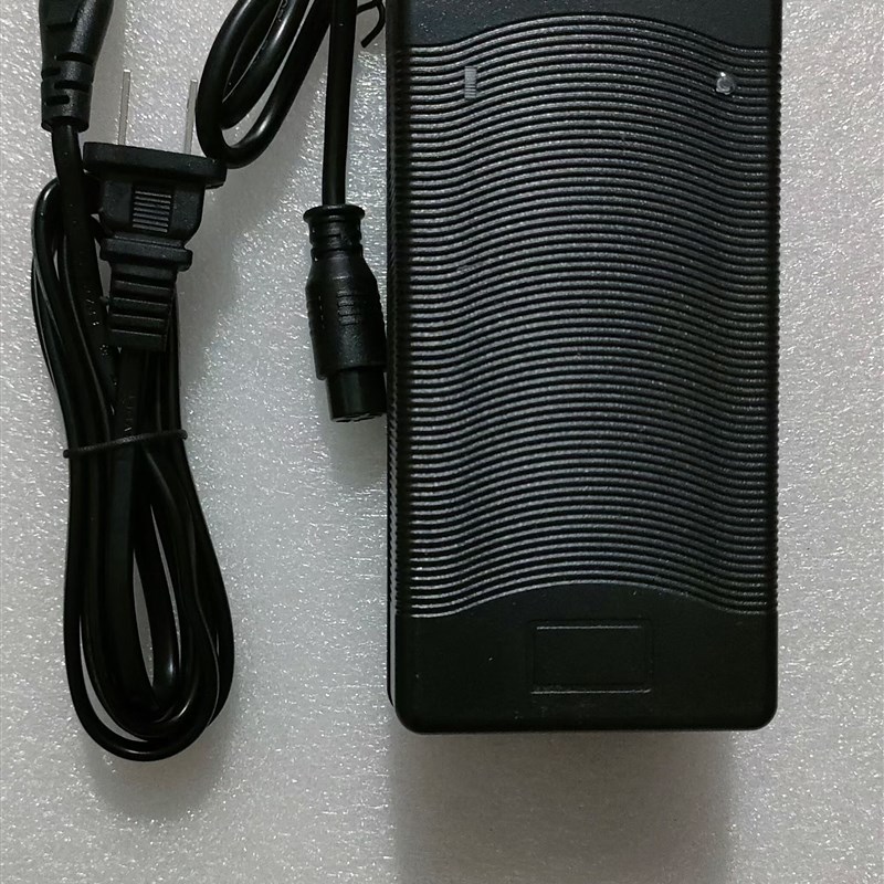 四芯航空头12.6V+16.8V启动电源一体充电器