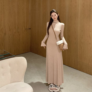 卡其色半高领针织连衣裙女冬季新款高级感配大衣打底内搭显瘦长裙