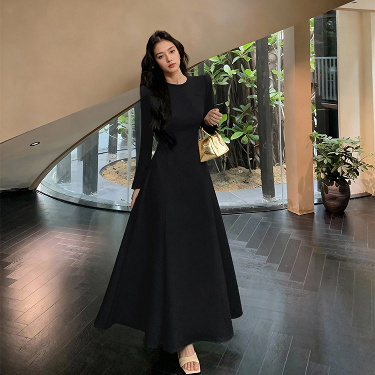 黑色赫本风连衣裙女2025春秋冬新款收腰显瘦高级感礼服裙收腰长裙