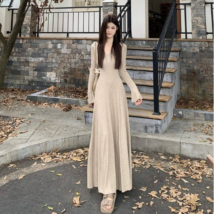 卡其色V领针织长裙气质温柔风收腰显瘦春秋冬新款打底内搭长款裙