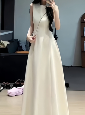 杏色连衣裙女高级感2025新款茶歇法式赫本风收腰显瘦无袖背心裙子