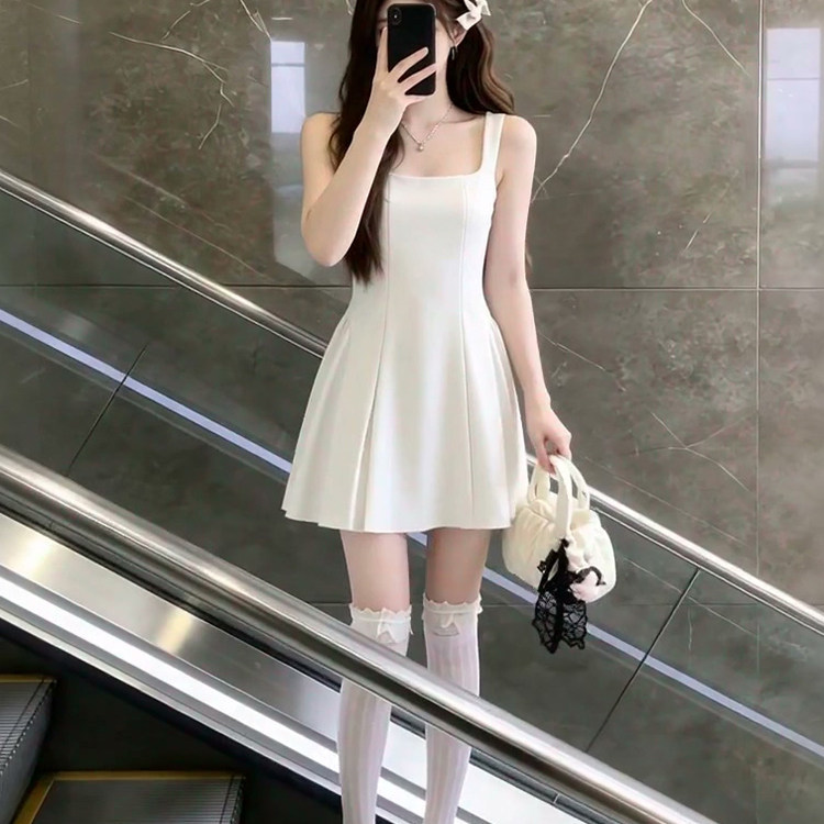 千金风杏色方领吊带收腰连衣裙