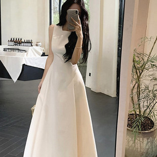 杏色连衣裙女高级感2026新款茶歇法式赫本风收腰显瘦无袖背心裙子