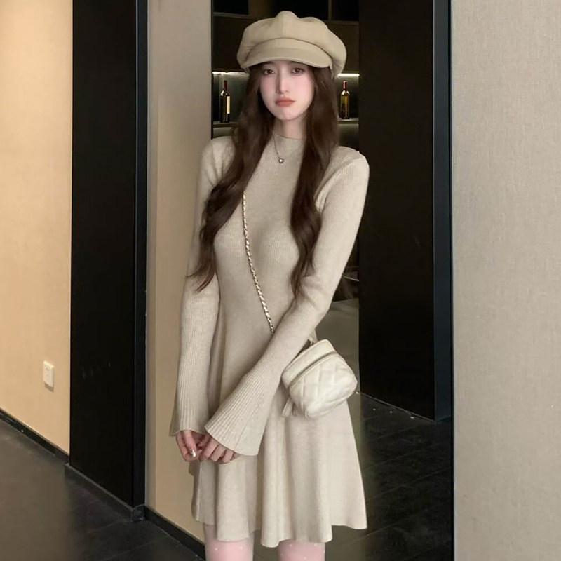 轻熟法式风喇叭袖针织连衣裙女