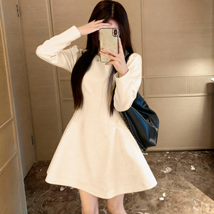 白色长袖连衣裙女早秋法式高级感赫本风小个子收腰显瘦杏色短裙子
