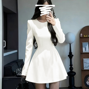 白色泡泡长袖连衣裙女2025新款春秋冬季收腰显瘦气质高级感短裙子