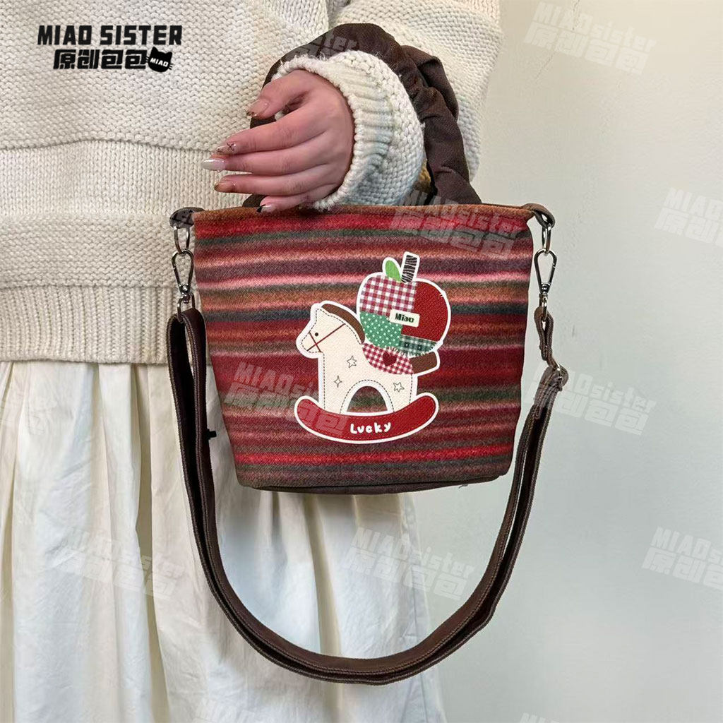 苹果小马红色印花秋冬百搭褶皱手提包水桶包可斜挎单肩妈咪包新B