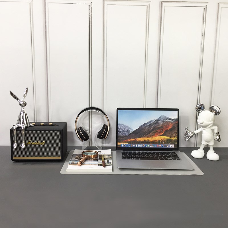 现代样板房间书桌摆件装饰品软装书房搭配套装音响耳机笔记本模型