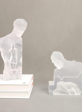 北欧风格雕塑树脂人摆件创意软装家居酒店样板房间售楼处饰品