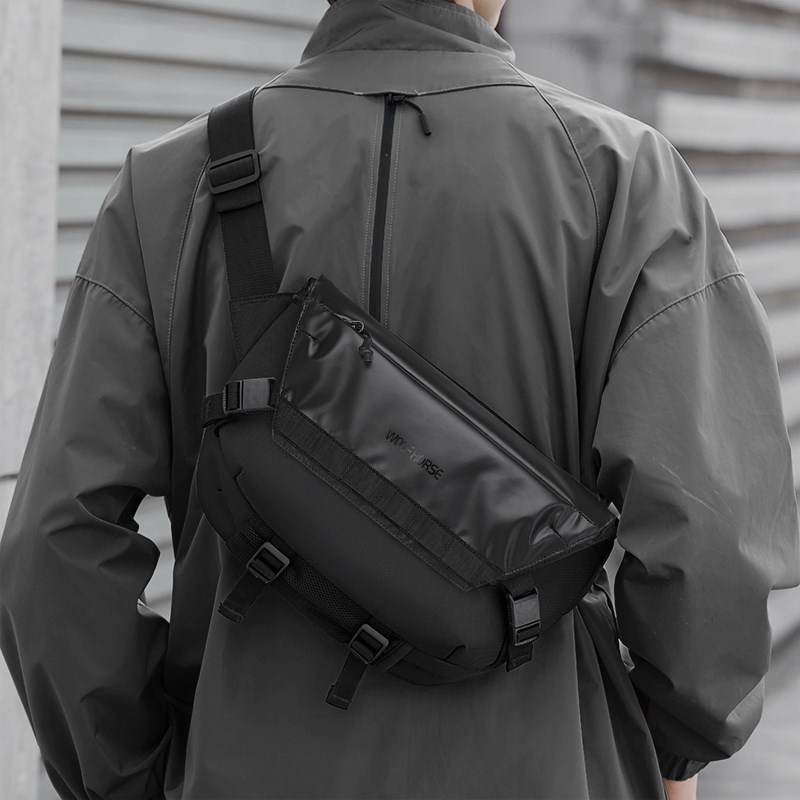 单肩斜挎包男大容量潮邮差通勤包磁吸扣背包男士运动骑行跨包胸包