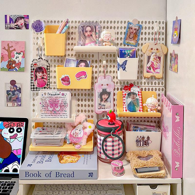 墙上免打孔洞洞板小卡立牌玩偶展示置物架好物宿舍桌面追星收纳盒