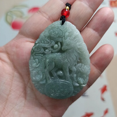 天然翡翠吊坠飘花淡绿祥瑞