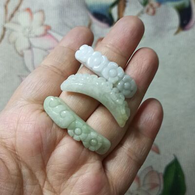 甸天然翡翠手牌手排双孔雕刻