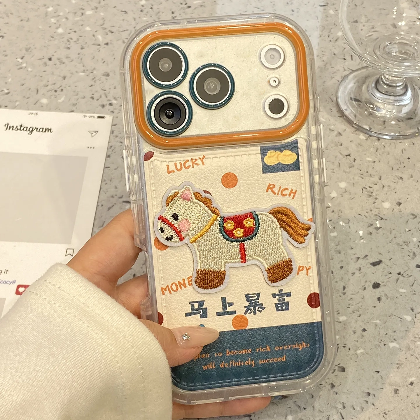 新年拼色马上暴富刺绣小马适用苹果17PM创意细闪iphone16pro全包手机壳华为Mate80PRO个性Pura80皮质保护套,3C数码配件,手机保护套/壳,淘宝优惠券,粉丝福利购,淘宝优惠卷