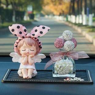 网红汽车摆件2025新款车内创意个性可爱高档女神车载装饰用品大全