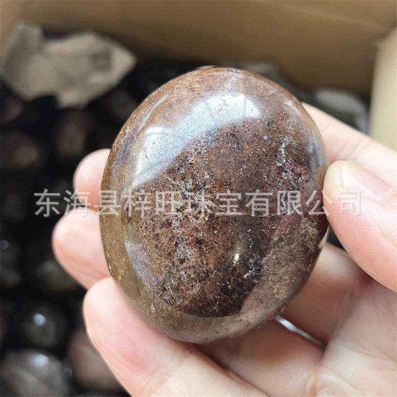 天然巴西石榴石把玩原矿原石打磨随形手把件办公家居风水摆件饰品