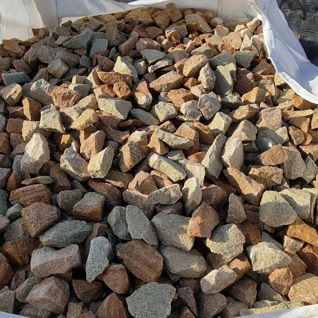 按吨石子铺地庭院碎柏坡