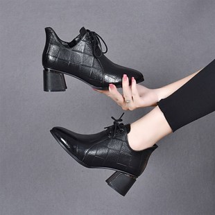 2023秋冬尖头粗跟压花牛皮时尚 真皮系带深d口百搭女鞋 中跟马丁靴