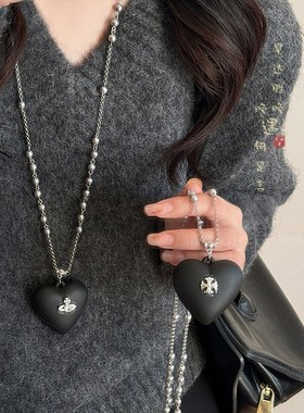 黑色爱心吊坠项链女小众高级x感气质长款十字架毛衣链独特个性配