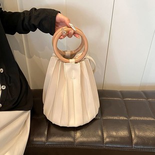高级感小众包包女2024s新款 百褶小拎 日系褶皱简约百搭水桶包时尚