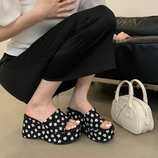女鞋 夏外穿厚底坡跟防水台花朵亮片凉拖鞋 超高跟一字拖鞋 2025春季