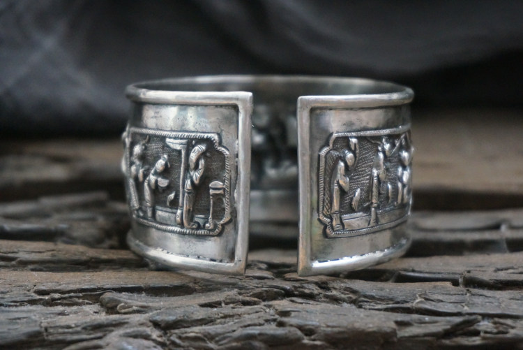 云起收藏。清代高浮雕开y窗人物老银个性手镯扁镯宽镯