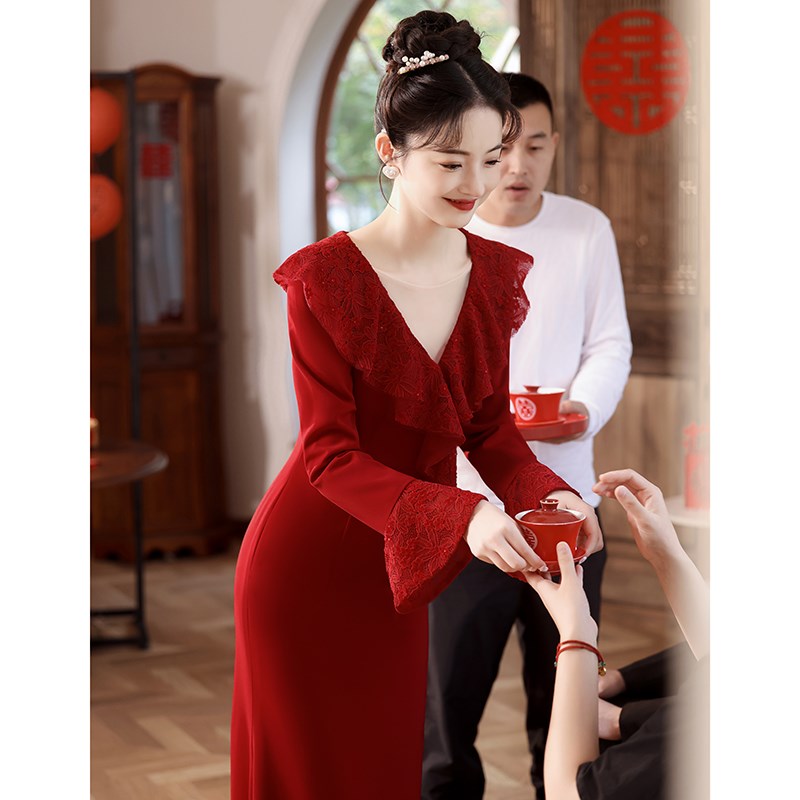 长袖敬酒服新娘v领缎面酒红色订婚结婚晚礼服裙女2024新款秋冬季