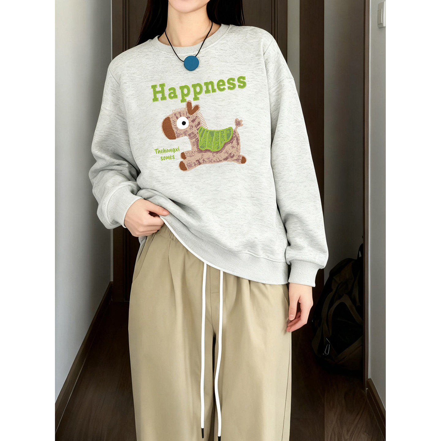 白灰色圆领无帽正肩卫衣女2025秋冬加绒加厚卡通印花小众大码女装