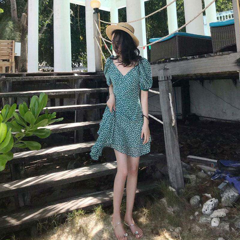 三亚旅游度假海边沙滩裙超仙女碎花不规则V领连衣裙子2024年夏季