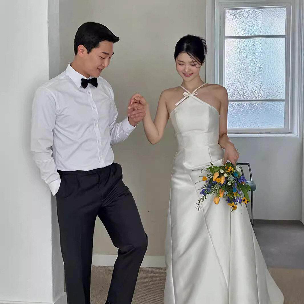 韩系轻婚纱缎面挂脖小众设计级感白色领证登记宴会气质晚礼服女