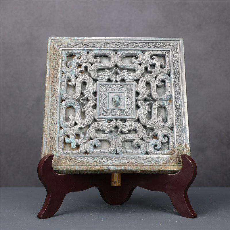 青铜镂空龙纹镜17×17×1cm