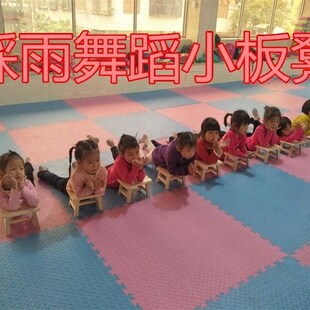 妞妞看戏板凳上的山歌小板凳子舞蹈踩雨弄堂记忆赵钱孙李演出道具