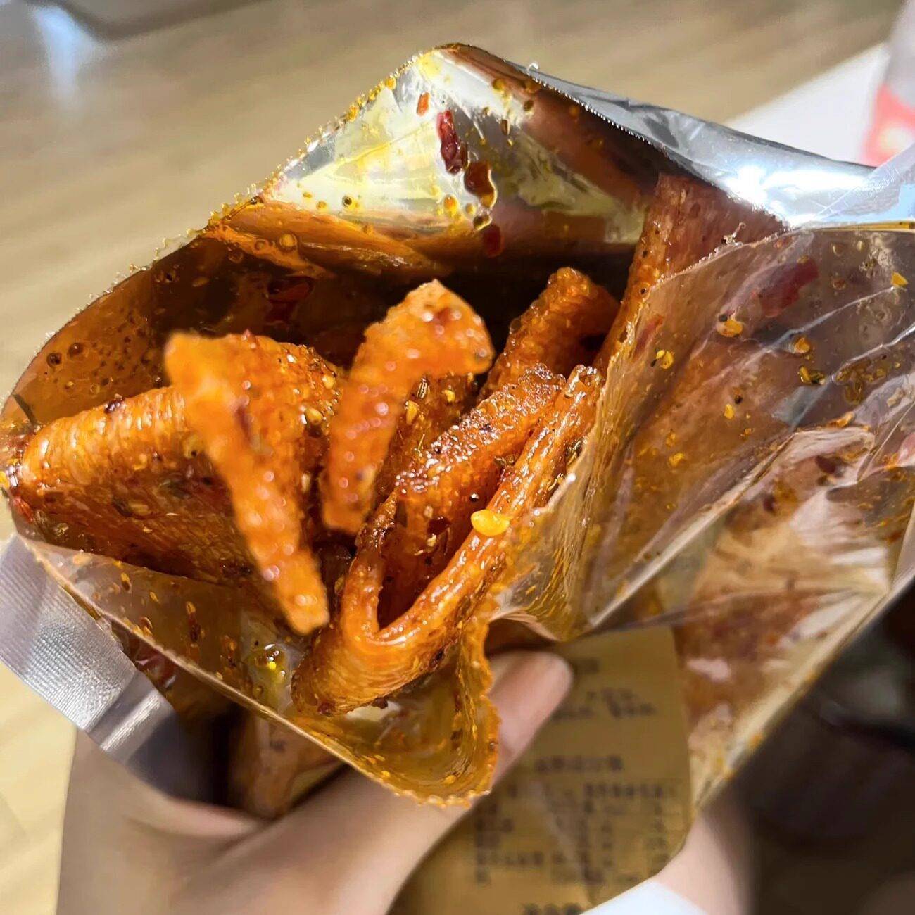 陕西手工麻辣条可以做小吃和零售。孩子和妈妈都可以吃辣条