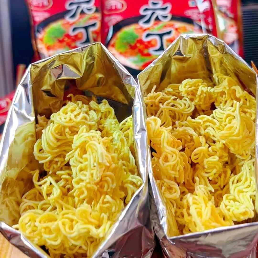 六丁目泡面 面经典怀旧麻辣老式干 干脆面煮泡休闲 校园零食一整