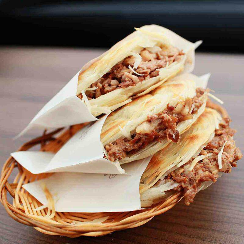 新货老潼关千层饼商用肉夹馍生饼胚冷冻半成品早餐酥脆烧饼整箱批