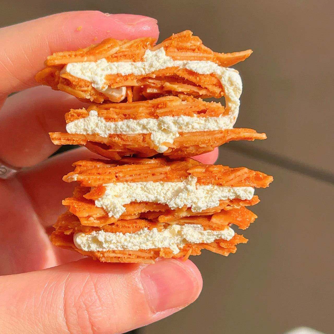新货扁桃仁软心酥牛轧杏仁夹心酥拉丝坚果饼干薄脆网红追剧特产小