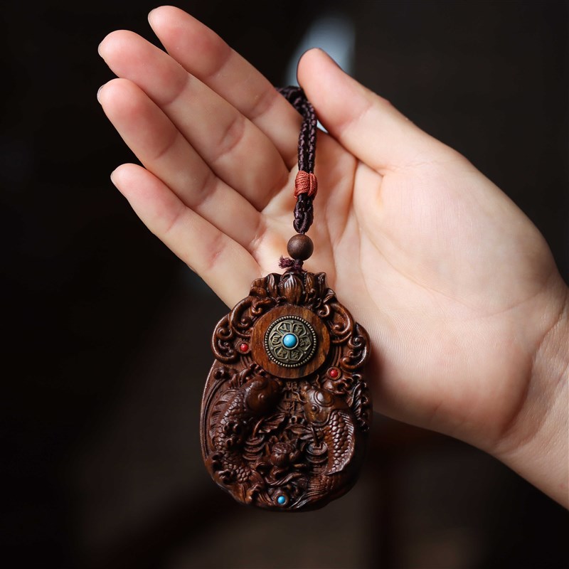 沉香木雕刻六字真言时来运转吊坠年年有余项链双鱼车挂件手把玩件